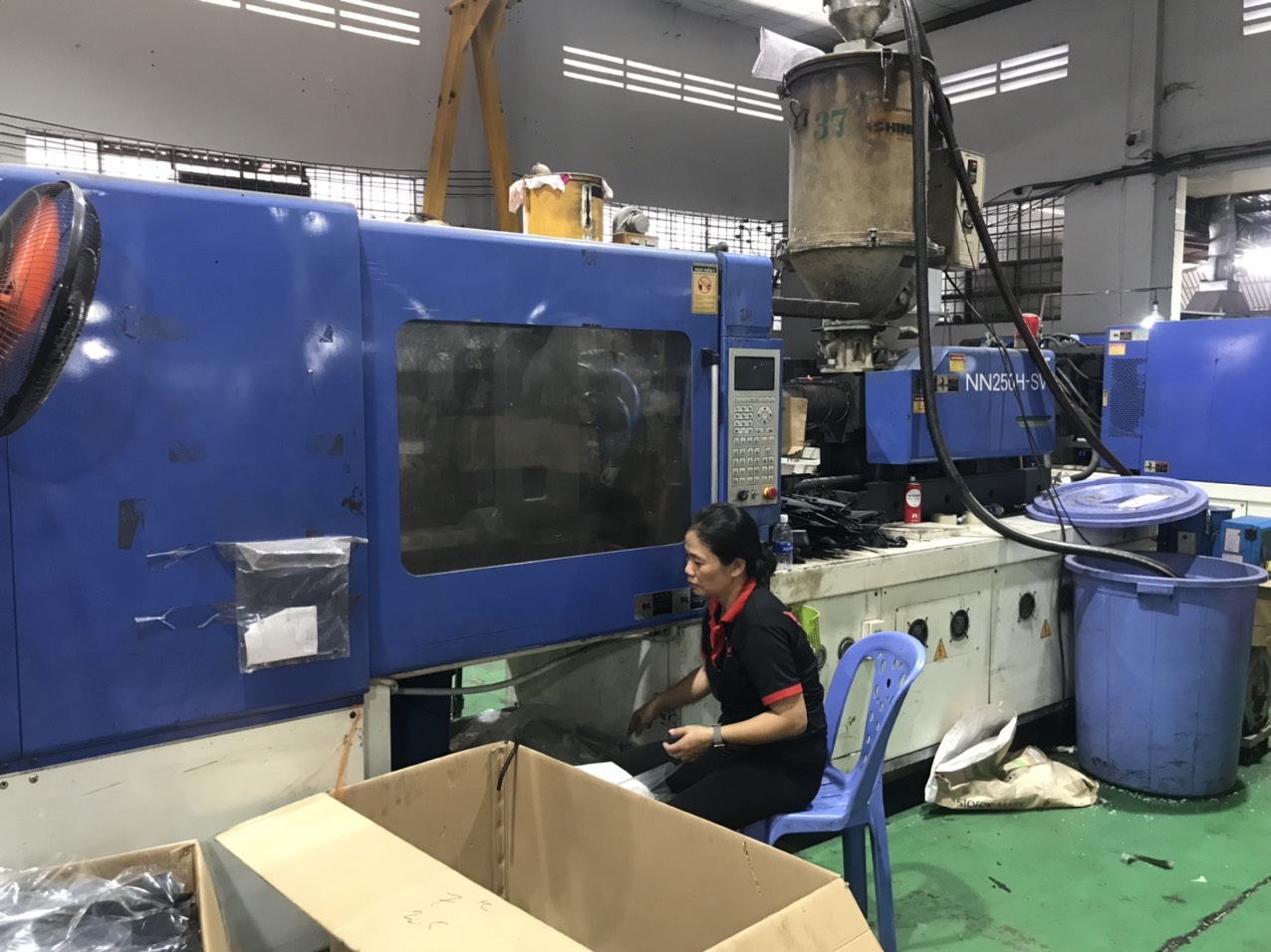 plastic injection machine.jpg